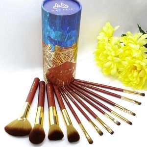 Set of twelve brushes for face and eyes